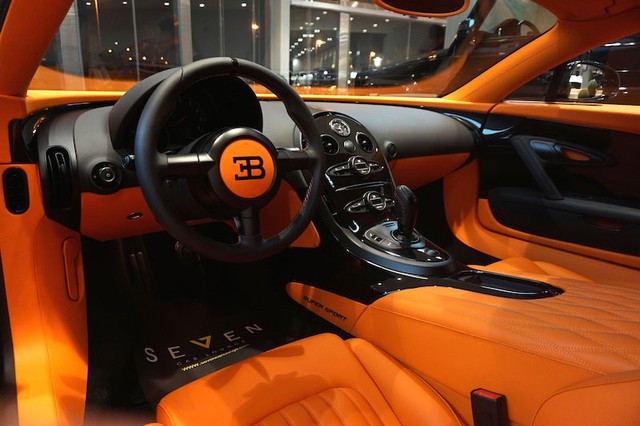 Bugatti Veyron Super Sport đời 2014 đã qua sử dụng. Xe được trang bị động cơ W16 nổi tiếng, màu sơn ngoại thất đặt hàng và nội thất màu cam nổi bật.