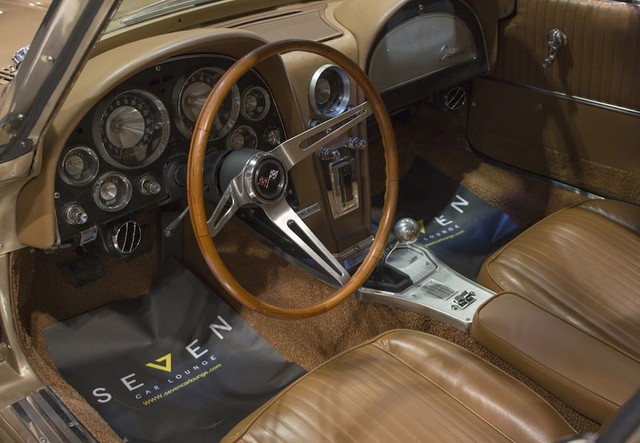 Chevrolet Corvette Stingray đời 1963 với cửa sổ chia đôi độc đáo. Sau khi chạy 18.829 km, chiếc xe hiện đang được rao bán với giá 103.999 USD. Đây là một chiếc xe khá hiếm và được trang bị động cơ V8, sản sinh công suất tối đa 369 mã lực.