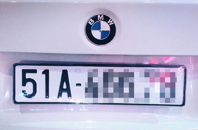 Chiếc BMW của Chi Pu được sơn màu trắng và đeo biển số Tp. Hồ Chí Minh.
