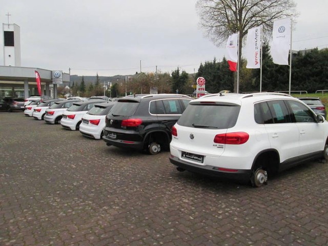 Hàng loạt xe tại đại lý Volkswagen bị ăn trộm bánh.