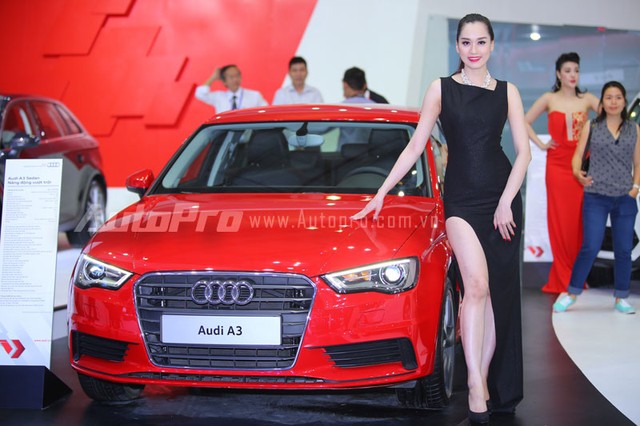Top 10 Hoa hậu Việt Nam 2010 Hồng Nhung đứng bên chiếc Audi A3 màu đỏ rực.
