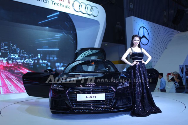 Top 5 Hoa hậu Việt Nam 2012 Vũ Ngọc Anh đứng bên Audi TT.