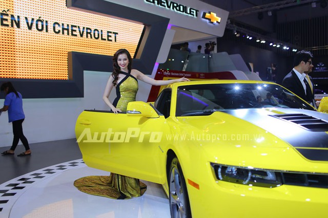 Người mẫu kiêm diễn viên Trương Chi Trúc Diễm xinh đẹp bên chiếc Chevrolet Camaro vàng rực.