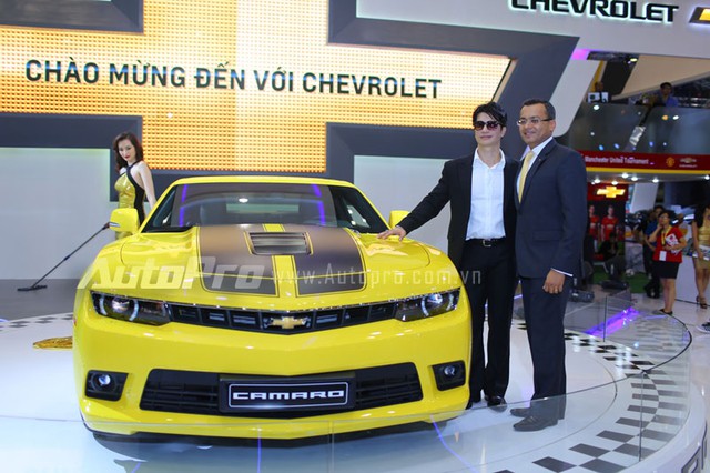 Diễn viên Dustin Nguyễn tại gian hàng của Chevrolet.