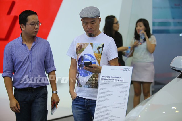 Nhạc sĩ Huy Tuấn âm thầm đến triển lãm VMS 2014 với tư cách khách tham quan.