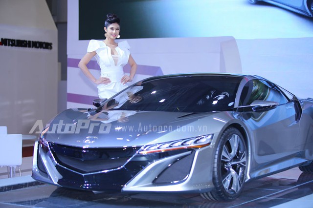 Hoa hậu Việt Nam 2010 Đặng Ngọc Hân đại diện cho mẫu xe concept Honda NSX.