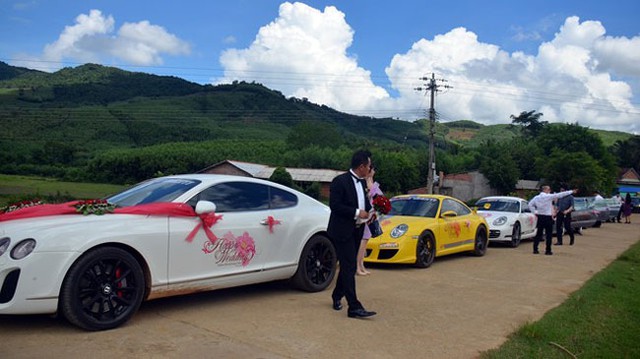 Chú rể và các thành viên Vietnam Team chuẩn bị tiến vào nhà cô dâu.