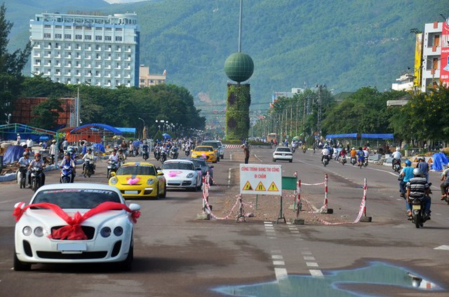 Ngày 23/10, các thành viên Vietnam Team đã vận chuyển đoàn xe thể thao ra Quy Nhơn, Bình Định để chuẩn bị tổ chức lễ cưới cho một thành viên trong câu lạc bộ. Sáng 25/10, đoàn gồm gần 10 chiếc siêu xe, xe sang và xe thể thao bắt đầu khởi hành rước dâu.&nbsp;