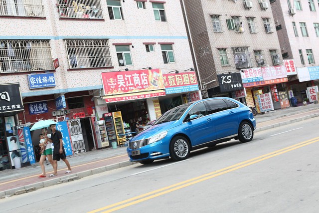 Denza EV thu hút sự chú ý khi xuất hiện trên đường phố Trung Quốc.