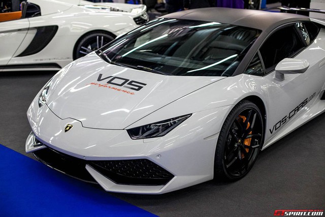 Siêu xe Lamborghini Huracan độ màu trắng muốt.