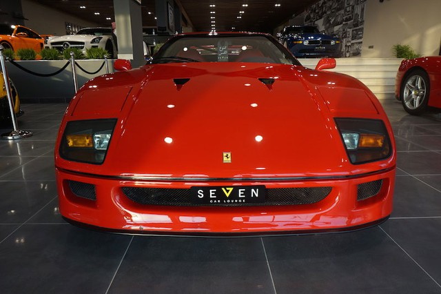 Siêu xe Ferrari F40 đời 1990 đã qua sử dụng và chạy được 54.000 km. Màu đỏ là tông chủ đạo của siêu xe Ferrari F40, từ trong ra ngoài. Đây là 1 trong số 1.315 chiếc Ferrari F40 từng được sản xuất trên toàn thế giới. Vào thời điểm ra đời vào năm 1987, F40 là mẫu siêu xe nhanh, mạnh và đắt nhất của hãng Ferrari. Là hậu duệ của 288 GTO, F40 được thiết kế để kỷ niệm 40 năm ngày thành lập hãng Ferrari. Đây đồng thời cũng là mẫu xe cuối cùng được đích thân ông Enzo Ferrari duyệt thiết kế.