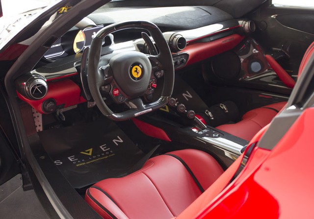 Một chiếc siêu xe Ferrari LaFerrari khác tại đại lý Seven Car Lounge. Xe được sơn màu đỏ bắt mắt và nội thất cùng màu. 