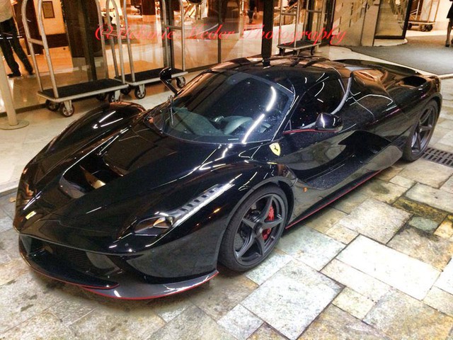 Chiếc siêu xe Ferrari LaFerrari màu đen Nero trên đường phố Monaco.