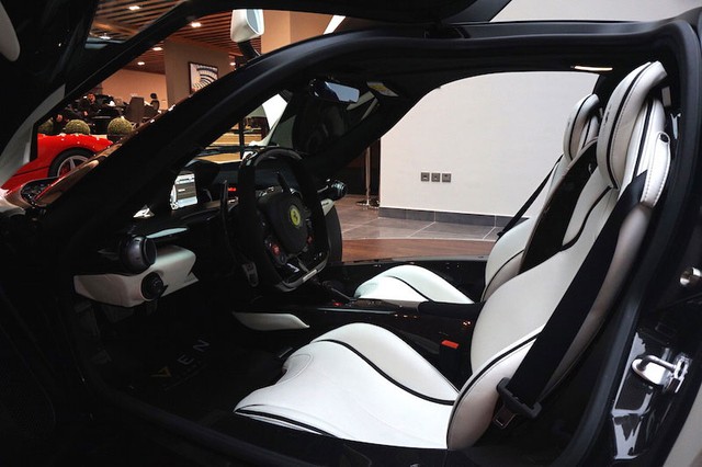 Siêu xe Ferrari LaFerrari đời mới nhất 2015 với hệ dẫn động hybrid cực mạnh mẽ. Xe được sơn màu trắng với nội thất “tông xuyệt tông”. Được biết, đây là chiếc Ferrari LaFerrari màu trắng ngọc trai mờ duy nhất trên toàn thế giới.