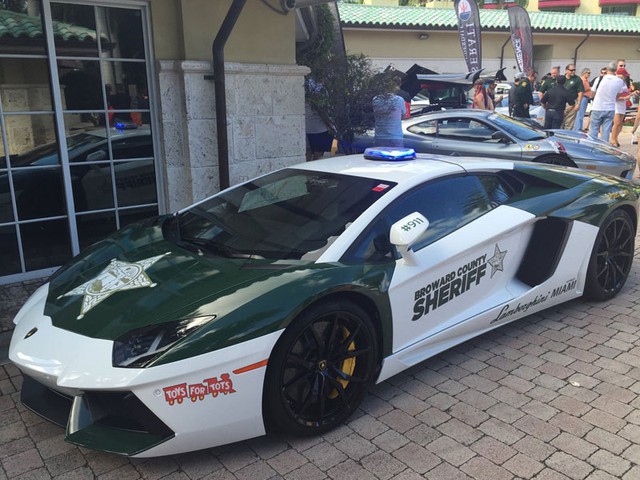 Siêu xe Aventador phong cách cảnh sát của Lamborghini Miami.