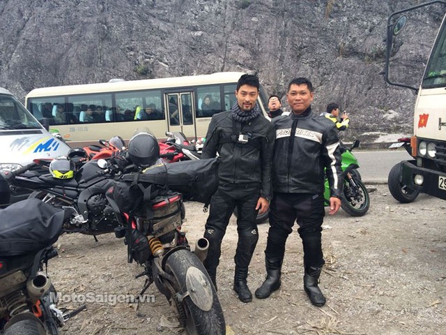 Johnny Trí Nguyễn chụp ảnh với một biker trong đoàn.