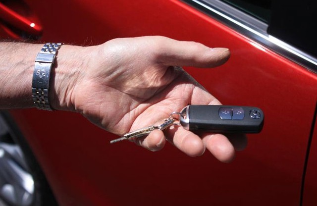 Ông Smith cầm chìa khóa điện của chiếc Mazda3 sau khi sự việc xảy ra.