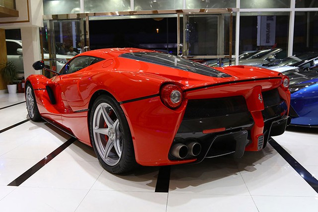Siêu xe Ferrari LaFerrari màu đỏ mới về Dubai.