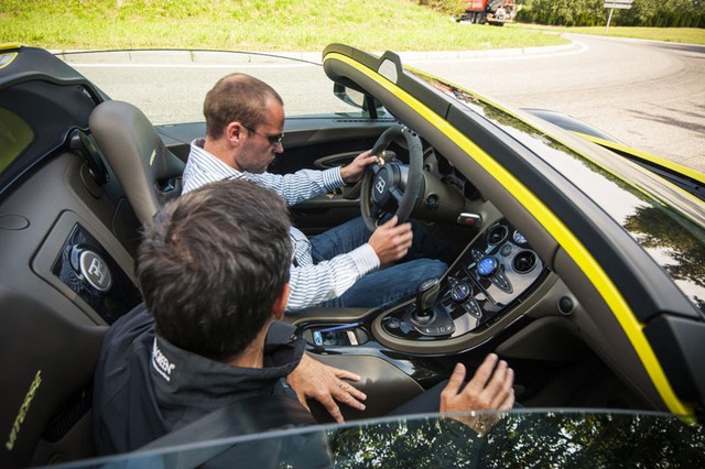Tay lái thử Raphanel ngồi bên khách hàng trong quá trình đẩy siêu xe Bugatti Veyron lên 400 km/h.