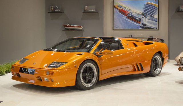 Lamborghini Diablo VT Roadster đời 2000 đã chạy 18.000 km. Chỉ có đúng 2.884 chiếc được sản xuất, Lamborghini Diablo là giấc mơ của phần lớn đàn ông trong tầm tuổi 25-40 vào thời điểm ra đời từ năm 1990. Ngoài ra, Diablo còn là mẫu siêu xe Lamborghini đầu tiên đạt vận tốc tối đa hơn 320 km/h.