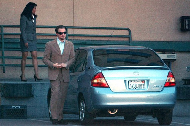 Leonardo DiCaprio bên Toyota Prius.