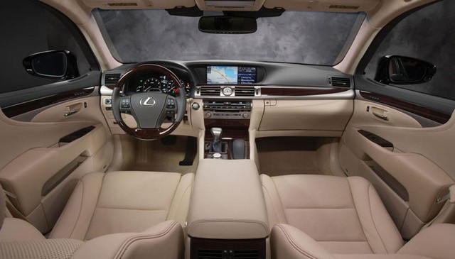 Không gian nội thất của xe sang Lexus LS 2015.