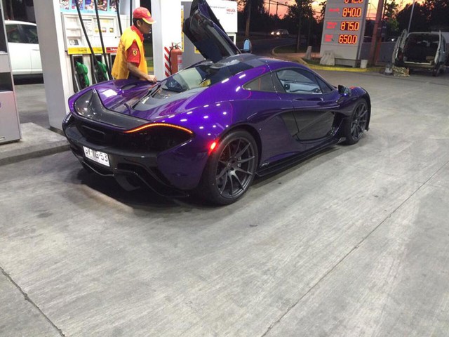 Siêu xe McLaren P1 màu tím bị bắt gặp tại một cây xăng ở Chile.