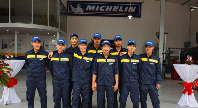 Đội ngũ kỹ thuật tại trung tâm dịch vụ lốp xe Michelin thứ 12.