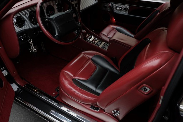 Nội thất màu đỏ nổi bật của chiếc xe Bentley hiếm.
