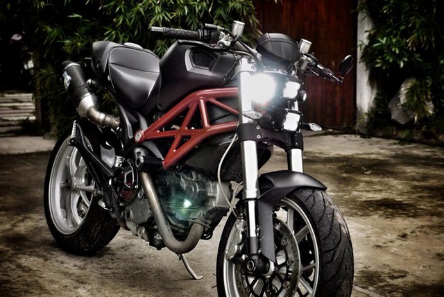 Chiếc Ducati Monster 1100 đã được chuyển sang màu đen của Johnny Trí Nguyễn.