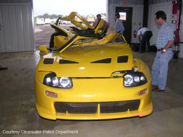 Chiếc Toyota Supra màu vàng bị hư hỏng nặng của Nick Hogan.