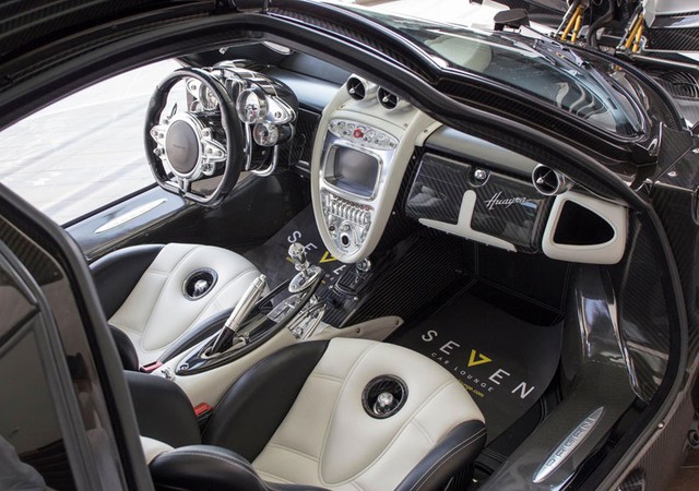 Siêu xe Pagani Huayra đời 2013 màu trắng muốt và không gian nội thất 2 màu. Được biết, hãng Pagani phải mất 1 tháng để sản xuất 4 chiếc Huayra với động cơ V12 và công suất tối đa 720 mã lực.
