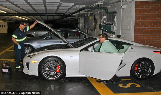 Chiếc Lexus LFA của Paris Hilton không khởi động được trong hầm đỗ xe.