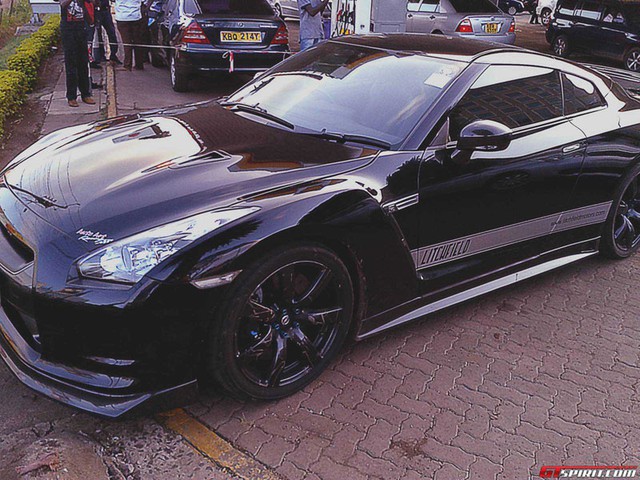 Chiếc Nissan GT-R độ Litchfield 750 hiếm hoi ở Kenya.