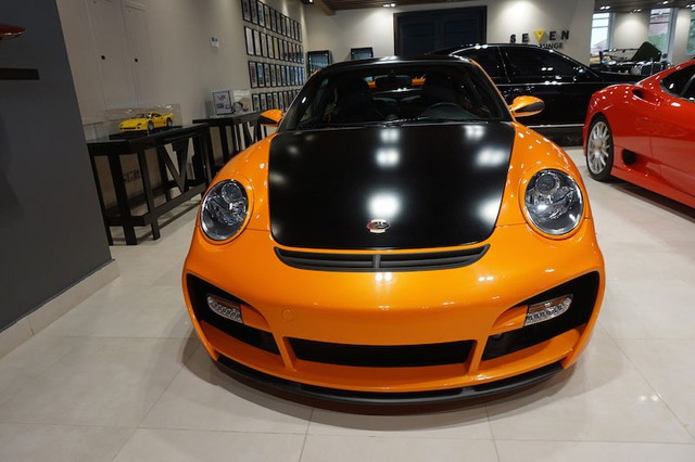 Xế độ Porsche 911 Techart 911 Turbo GTStreet đời 2007 được bán với giá 102.000 USD. Xe đã chạy 6.400 km, được trang bị động cơ V6, tăng áp kép, dung tích 3,6 lít, sản sinh công suất tối đa 630 mã lực tại 6.800 vòng/phút và sơn màu đen “tông xuyệt tông” với nội thất. Đây là một trong những mẫu xe thể thao được phép chạy trên đường phố nhanh và mạnh nhất thế giới.
