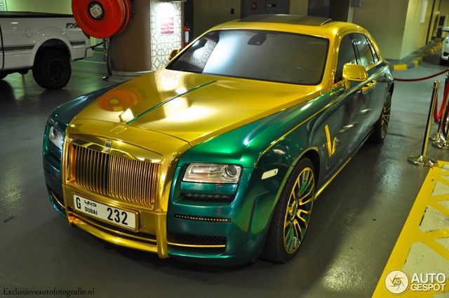 Chiếc Rolls-Royce Ghost lòe loẹt trong hầm để xe tại Dubai.