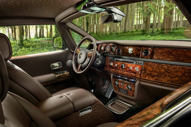 Nội thất bọc da đà điểu châu Phi và ốp gỗ sang trọng của chiếc Rolls-Royce Phantom đặc biệt.