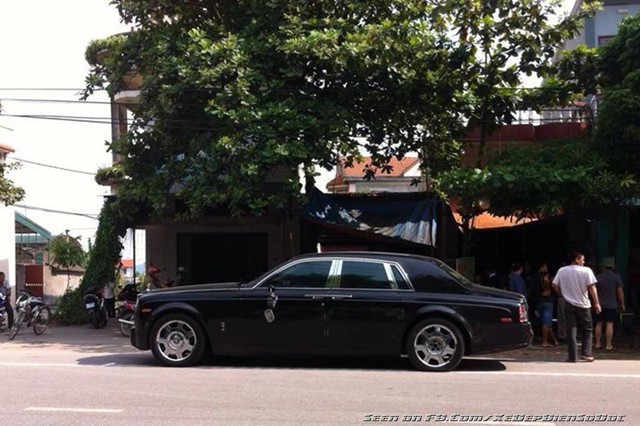 Gương ngoại thất bên trái của chiếc Rolls-Royce Phantom bị gãy sau va chạm giao thông.