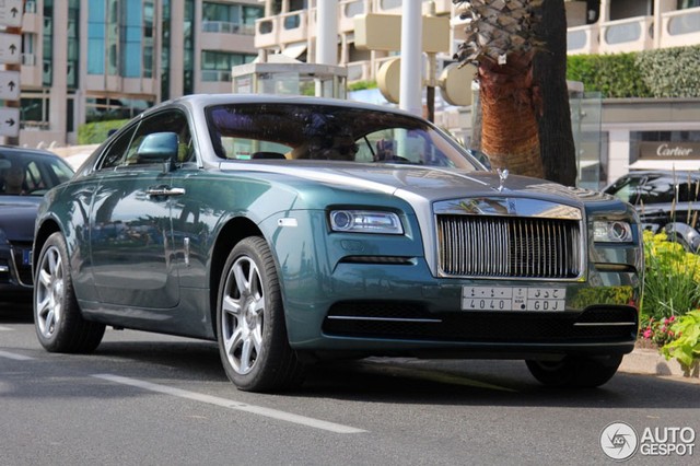 Rolls-Royce Wraith màu xanh lục nhạt trên đường phố Cannes, Pháp.