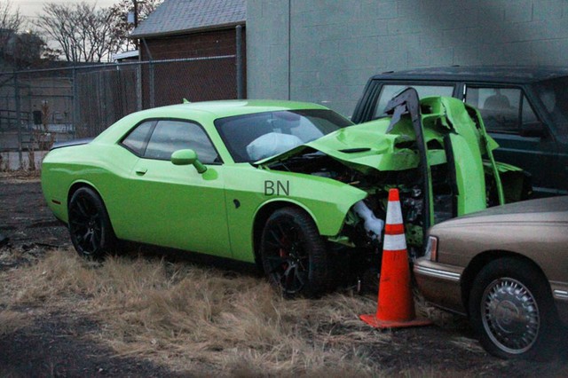 Phần mũi của chiếc Dodge Challenger Hellcat 2015 bị nát bét sau vụ tai nạn.