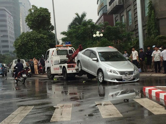 Toyota Camry cũng được xe cứu hộ kéo ra khỏi hiện trường vụ tai nạn.