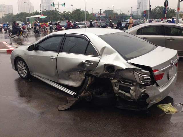 Chiếc Toyota Camry màu bạc đời mới tại hiện trường vụ tai nạn.