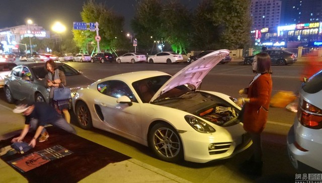Thiếu gia Trung Quốc bày khăn trên vỉa hè để bán, bên cạnh chiếc Porsche Cayman mới.