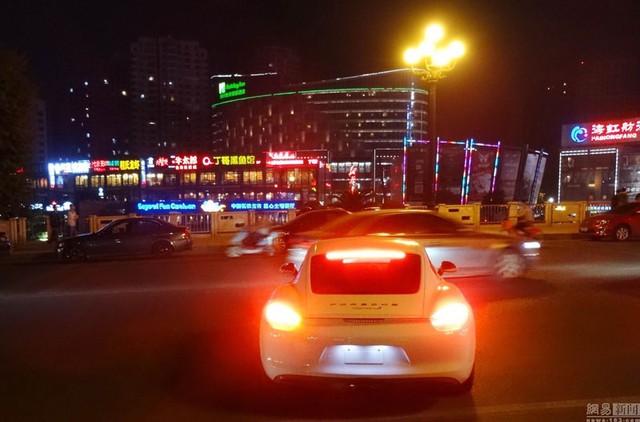 Thiếu gia Trung Quốc lái xe Porsche Cayman đi bán khăn cùng với bạn gái.