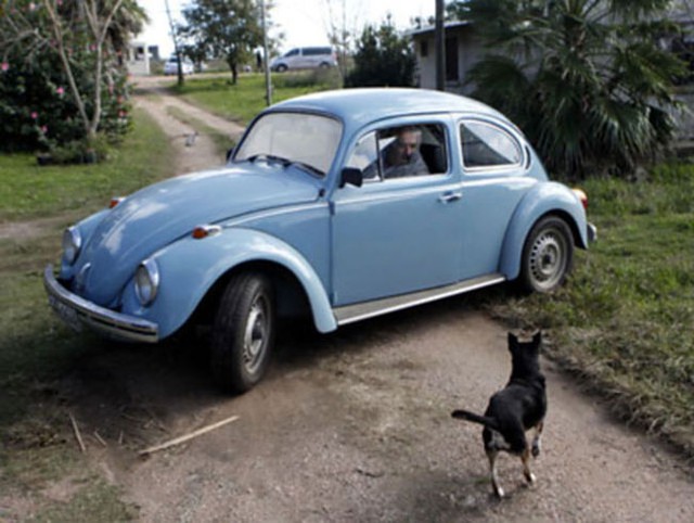 Tổng thống Mujica không muốn bán chiếc Volkswagen Beetle vì còn phải chở chú chó 3 chân Manuela.