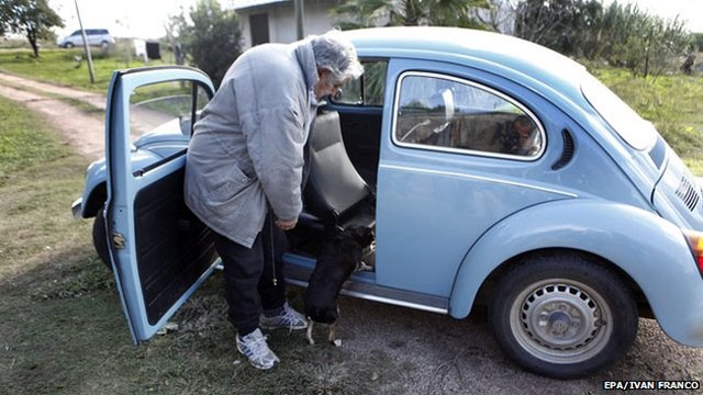 Tổng thống Mujica không muốn bán chiếc Volkswagen Beetle vì còn phải chở chú chó 3 chân Manuela.