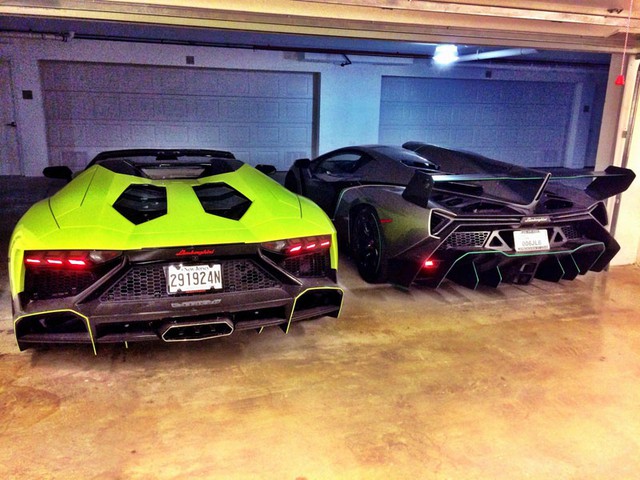Siêu xe Lamborghini Aventador LP720-4 Anniversario Roadster đứng cạnh Veneno trong garage của ông Singh.