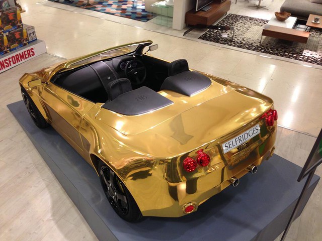 Chiếc xe đồ chơi mạ vàng đắt tiền được trưng bày tại chuỗi cửa hàng Selfridges.