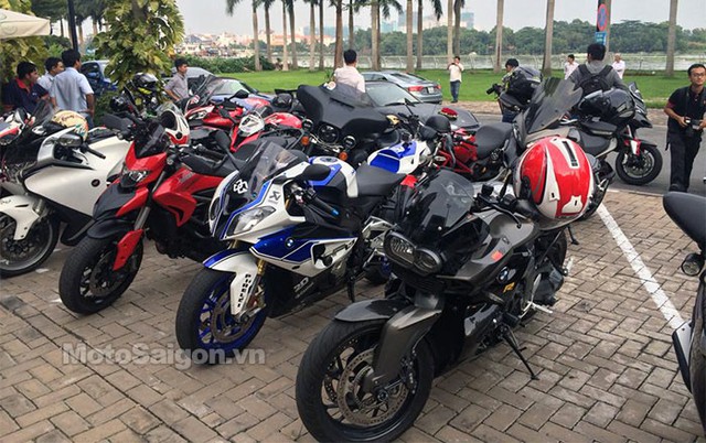 Siêu môtô BMW S1000RR HP4 đứng cạnh Ducati Hyperstrada.