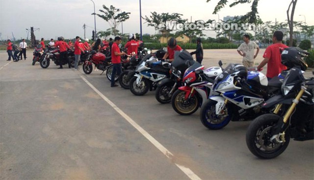 Các thành viên của Câu lạc bộ Ducati mặc áo đồng phục đỏ trong đám cưới nữ ca sỹ Thu Thủy.